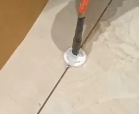 鹤城瓷砖空鼓维修公司专业解答瓷砖在铺贴过程中，如果没有涂抹均匀到位的粘结材料（如水泥砂浆或瓷砖胶），可能会导致以下问题